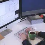 Bureau de rédaction anonyme avec deux ordinateurs portables et des papiers