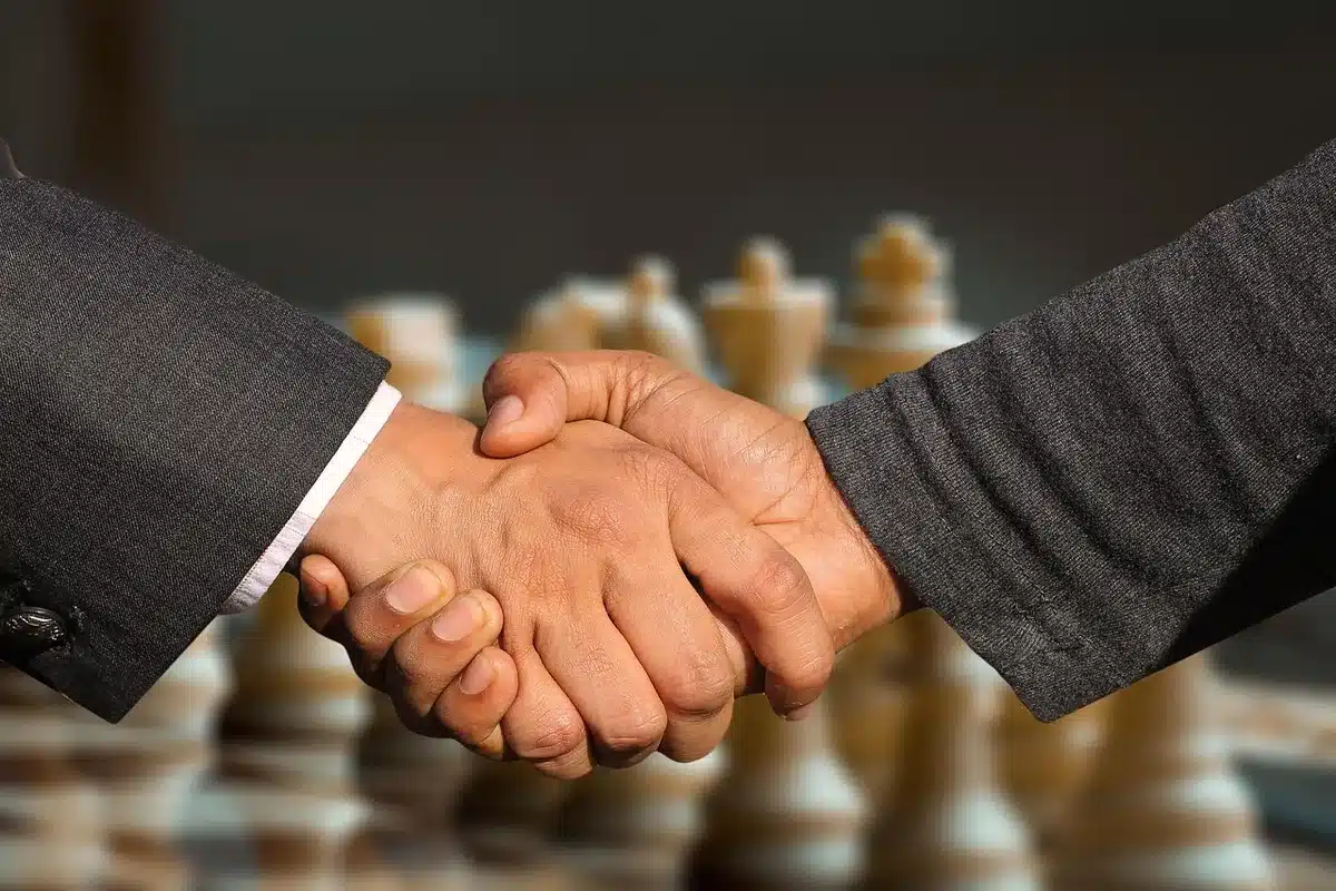 Table de négociations anonymes entre responsables autour de documents budgétaires