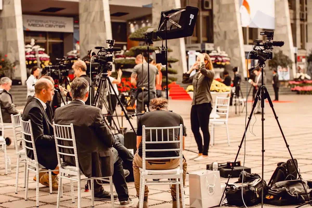 Cameras et journalistes filmant une tribune moins fréquentée