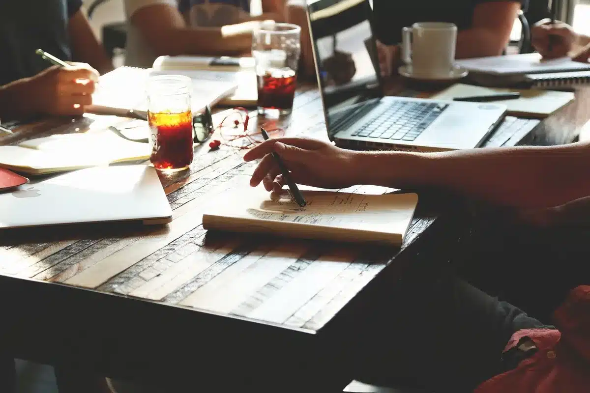Table avec documents et cartes de planification régionale pour un projet éolien