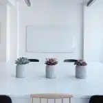 Silhouettes anonymes autour d'une table de réunion dans un bureau gouvernemental non identifiable
