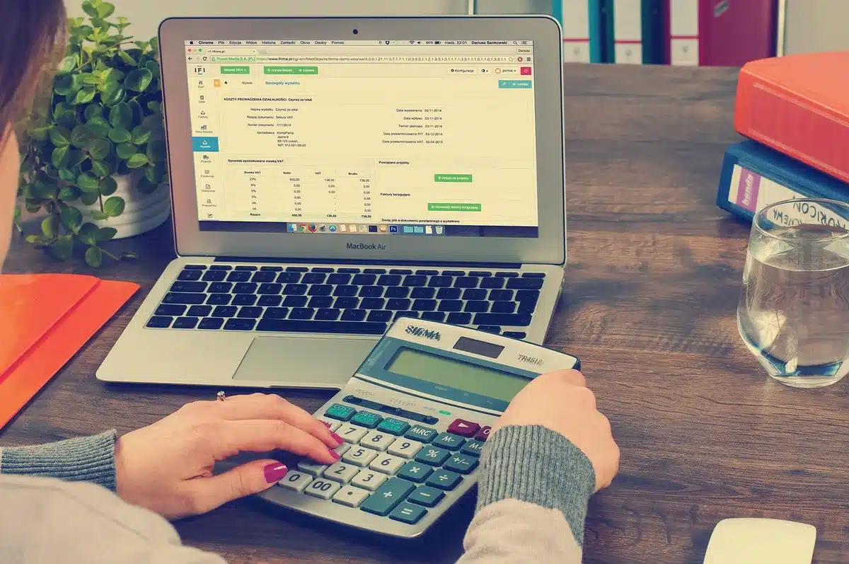 Calculatrice et documents fiscaux sur une table lors d'une réunion sur les impôts