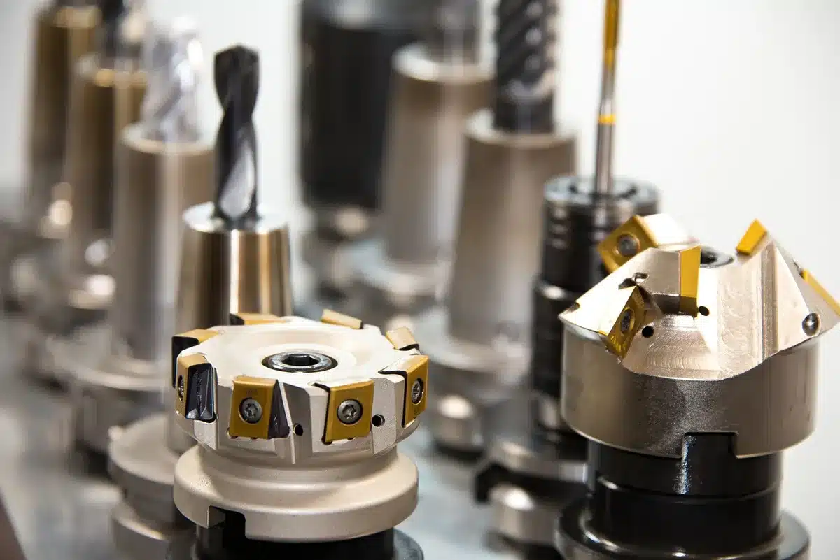 Techniciens et ingénieurs travaillant sur un châssis dans un atelier