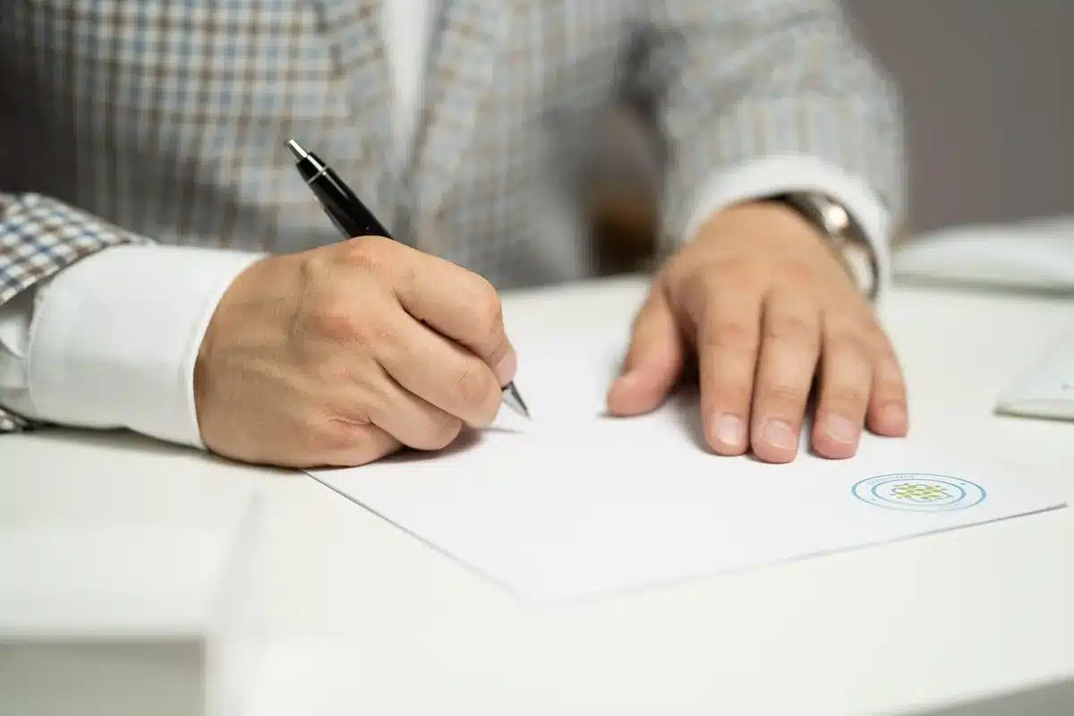 Étudiant signant un bail avec un propriétaire