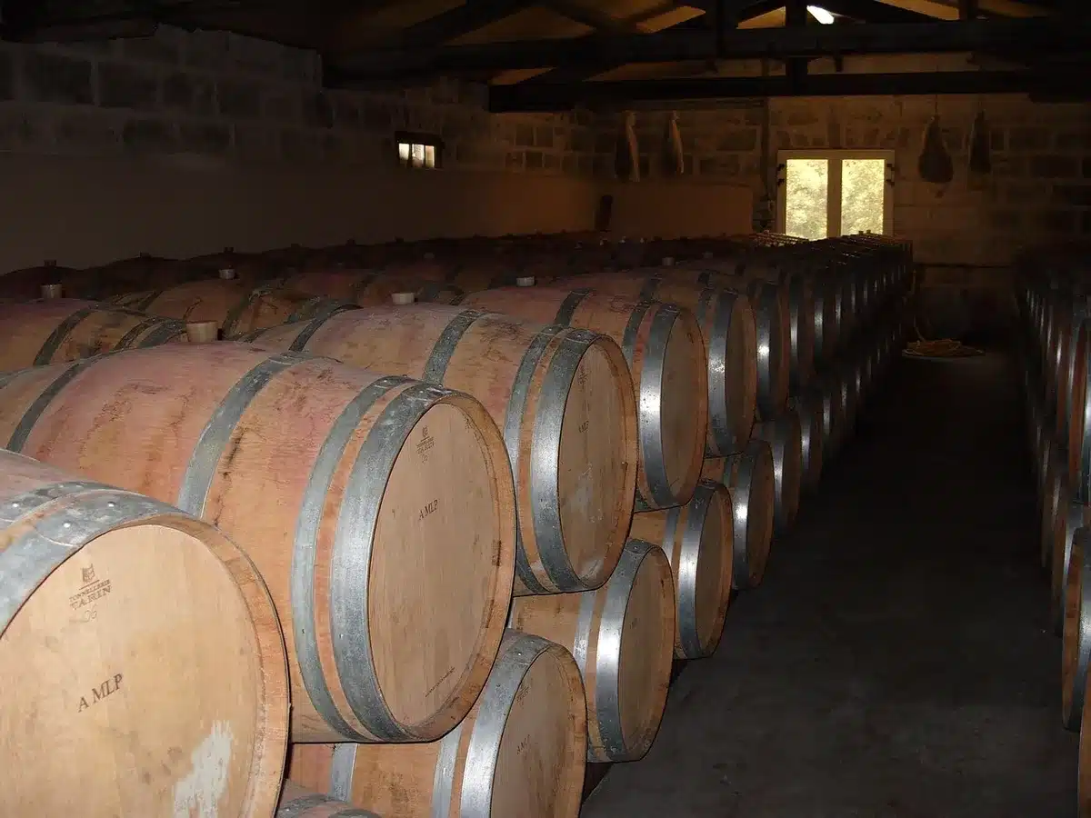 Barriques et table de réunion symbolisant des négociations commerciales